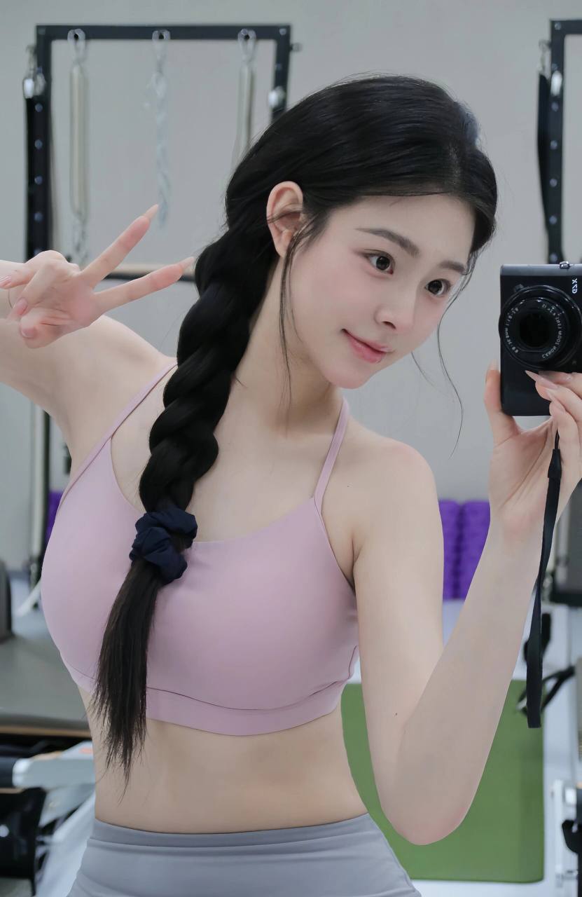 他缓慢而有力的撞着在车里 他缓慢而有力的撞着在车里