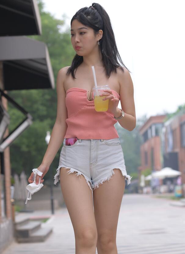 白丝短裙校花被扒开双腿玩弄